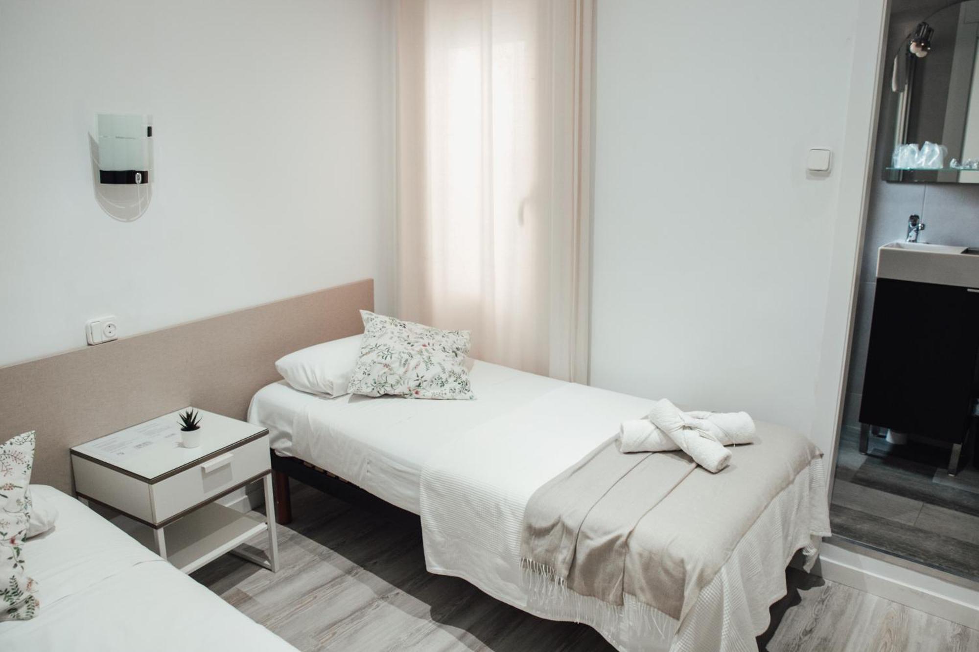 Hostal Ruta De Francia Barcelona Exterior photo